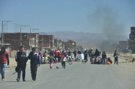 Bloqueio em estrada na periferia de La Paz. Essa é a principal forma de protestos na Bolívia